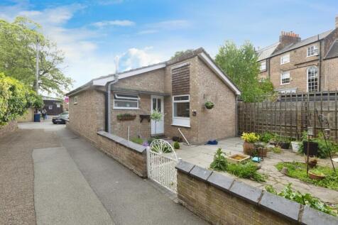 1 bedroom detached bungalow for sale