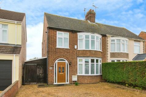 3 bedroom semi-detached house for sale