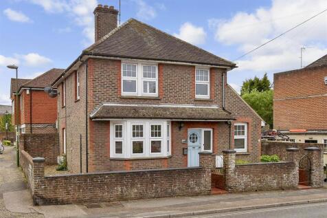 2 bedroom ground floor maisonette for sale