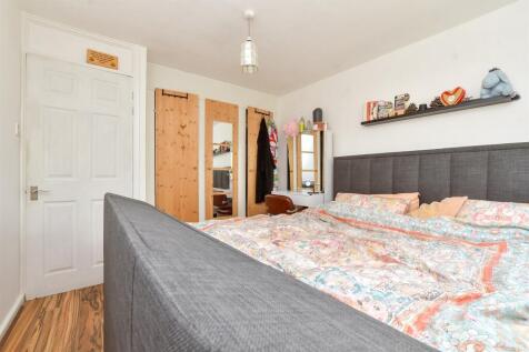 Bracken Avenue, Shirley, Croydon, Surrey 2 bed flat for sale