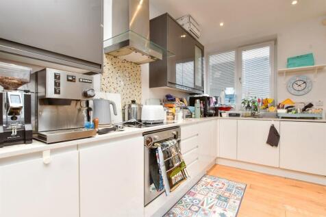 3 bedroom flat for sale