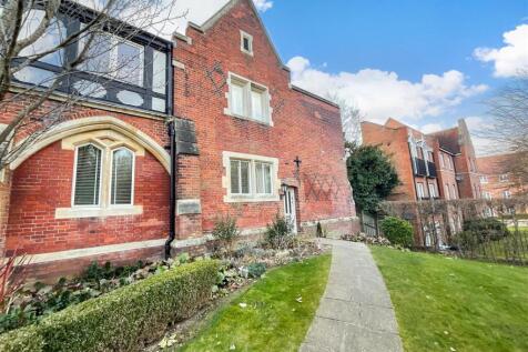 The Galleries, Brentwood, Essex 3 bed ground floor maisonette for sale