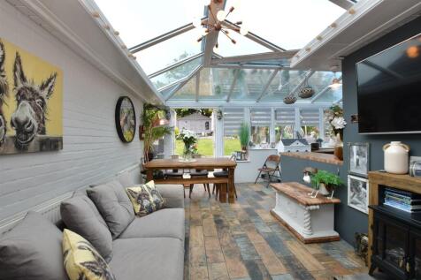 4 bedroom detached bungalow for sale
