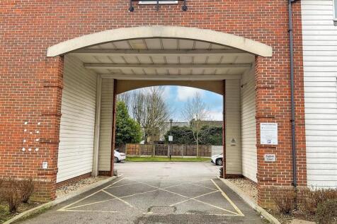 2 bedroom ground floor flat for sale
