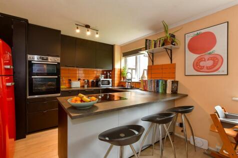 2 bedroom ground floor flat for sale