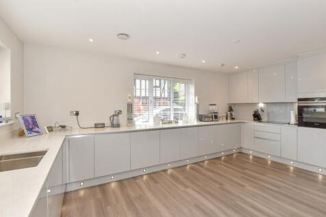3 bedroom ground floor flat for sale