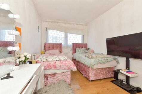 Navestock Crescent, Woodford Green... 2 bed flat for sale