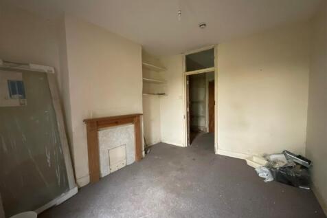 Studio flat for sale