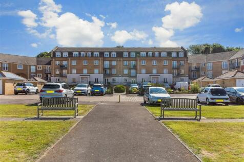 Medina View, East Cowes, Isle of Wight 3 bed ground floor flat for sale