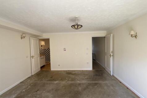1 bedroom ground floor flat for sale