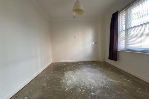 1 bedroom ground floor flat for sale