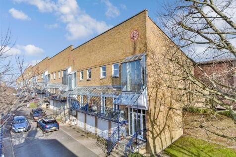 4 bedroom end of terrace house for sale