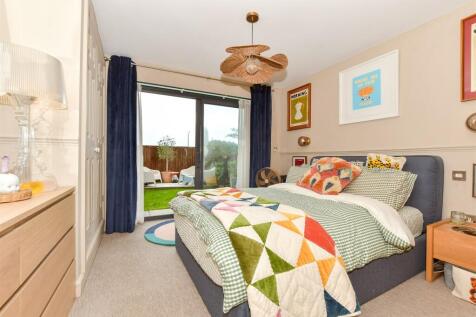 Beresford Gardens, Cliftonville... 2 bed ground floor flat for sale