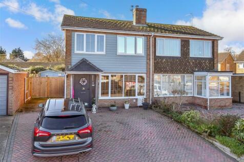 3 bedroom semi-detached house for sale