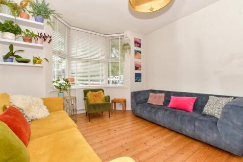 4 bedroom end of terrace house for sale