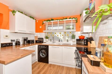 3 bedroom link detached house for sale