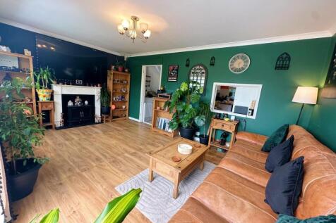 3 bedroom link detached house for sale