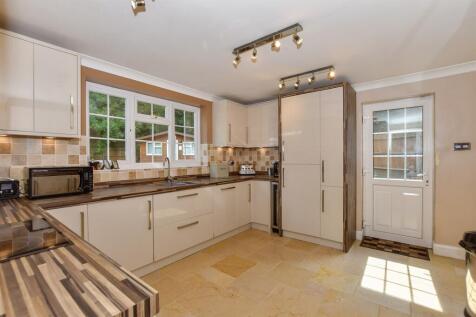 5 bedroom semi-detached house for sale