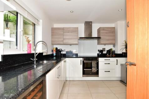 4 bedroom end of terrace house for sale