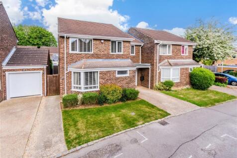4 bedroom link detached house for sale