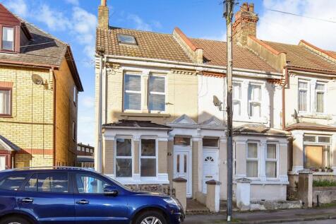 4 bedroom end of terrace house for sale