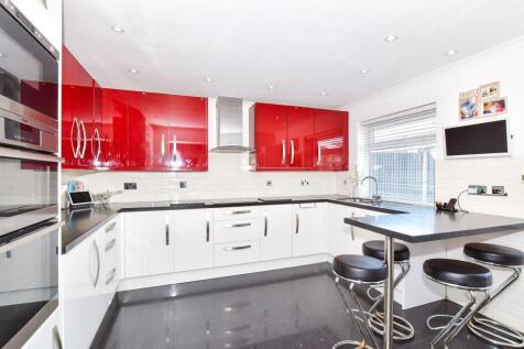 5 bedroom link detached house for sale