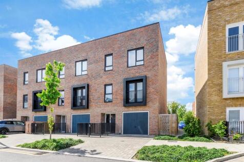 Glenway road, Rochester, Kent 3 bed townhouse for sale