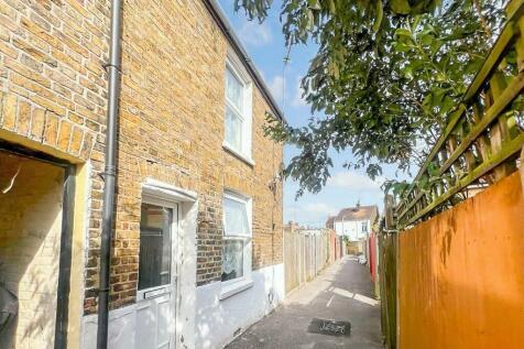 2 bedroom semi-detached house for sale