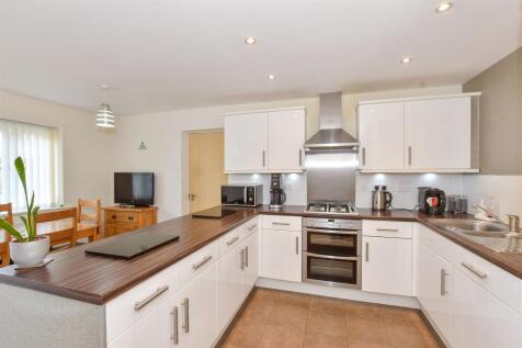 5 bedroom link detached house for sale