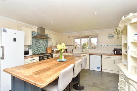 6 bedroom detached house for sale