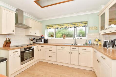 Estridge Way, Tonbridge, Kent 3 bed semi