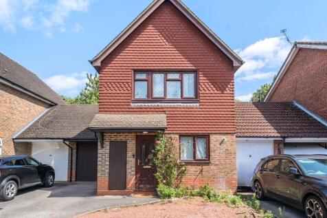 Juniper Road,  Farnborough, GU14 3 bed link detached house for sale