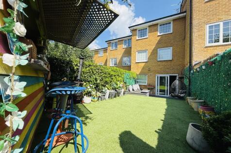 Plymouth Drive, Bramhall 3 bed townhouse for sale