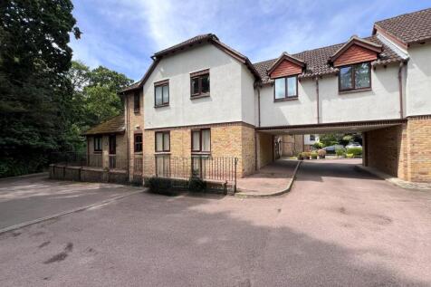 Barrs Avenue, New Milton, Hampshire.... 1 bed ground floor flat for sale