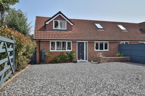 Duncan Road, Ashley, Hampshire. BH25 5AW 3 bed semi