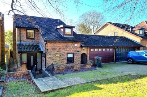 4 bedroom link detached house for sale