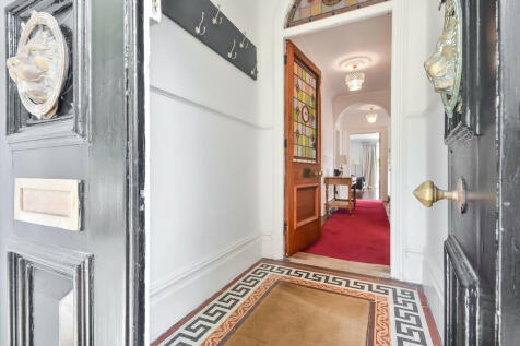 6 bedroom town house for sale