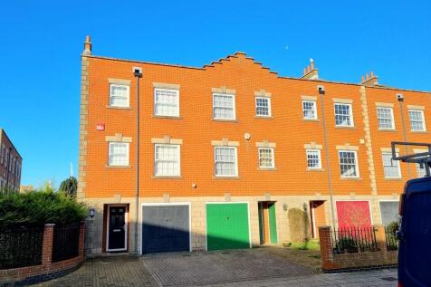 3 bedroom town house for sale