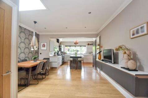 Eastcourt Lane, Gillingham, ME7 4 bed detached bungalow for sale