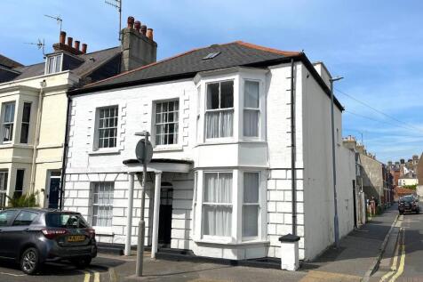 3 bedroom flat for sale