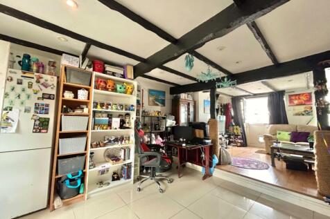 2 bedroom maisonette for sale
