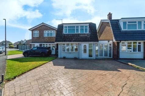 3 bedroom link detached house for sale