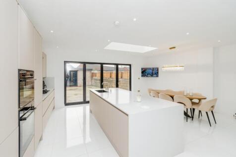 5 bedroom semi-detached house for sale