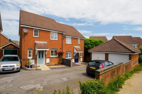 Mitchell Avenue, Hawkinge... 3 bed semi