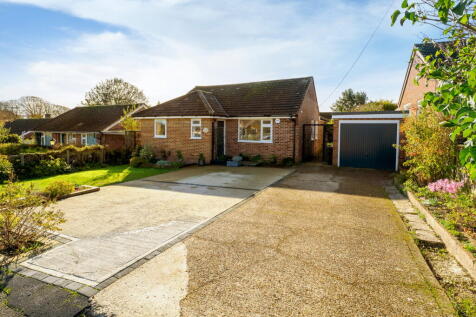 Barton Field, Lyminge, Folkestone, CT18 3 bed detached bungalow for sale