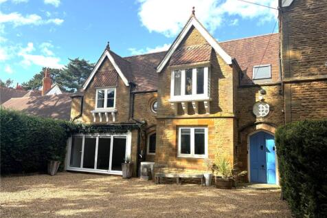Harlestone Road, Northampton, NN5 4 bed semi