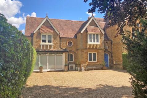Harlestone Road, Northampton, NN5 4 bed semi
