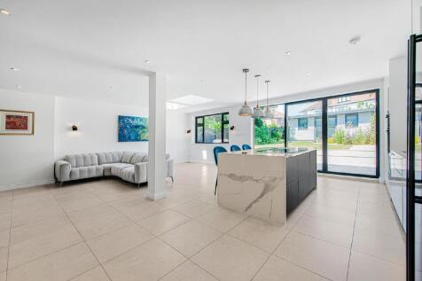Chiltern Drive, Surbiton, Surrey, KT5 4 bed semi