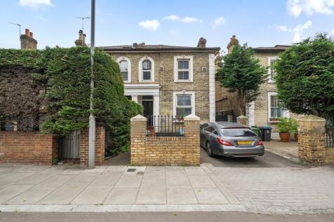 3 bedroom maisonette for sale
