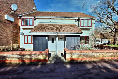 Lion Court, Borehamwood 2 bed maisonette for sale